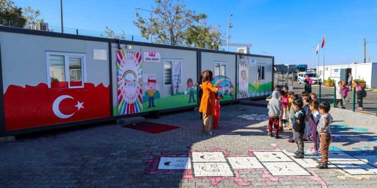 Deprem Bölgesinde Görev Yapan Eğitim Çalışanları Başarı Belgesiyle Takdir Edilmelidir.